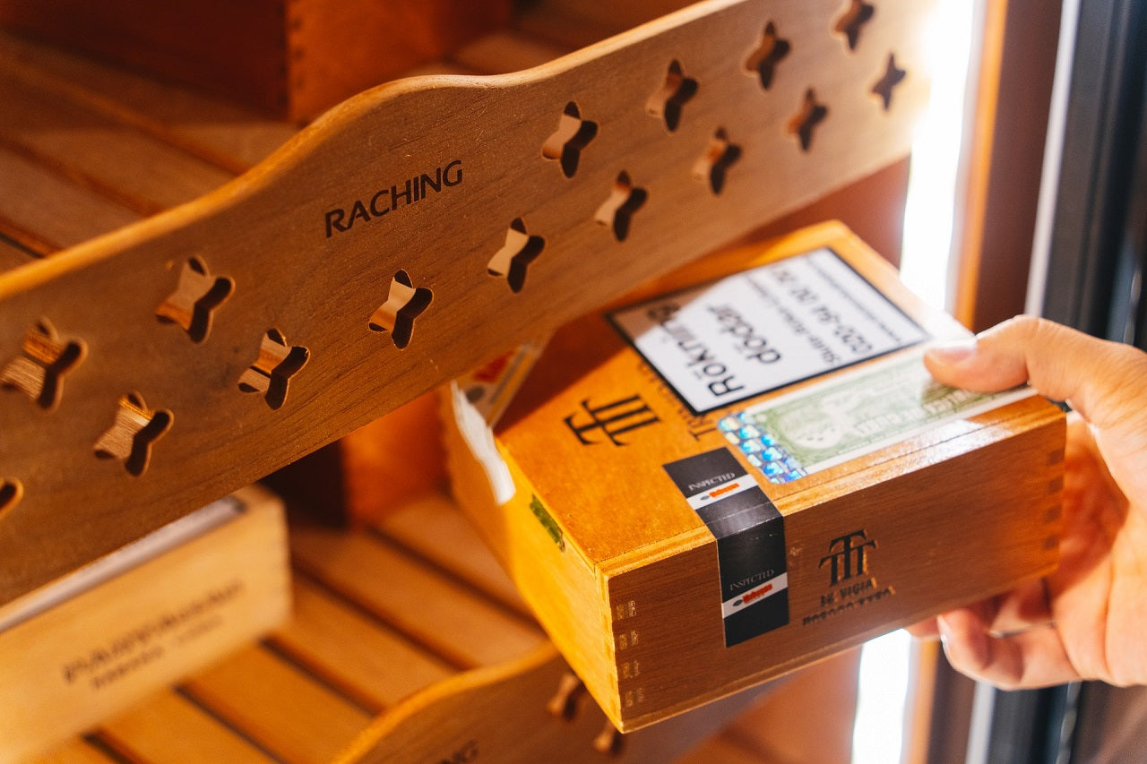 Raching C380A – Electric Climate Control Cabinet Humidor (2000 Cigars)